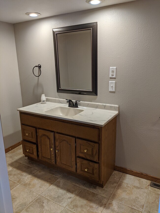 Foto del edificio - 208 W 2nd Ave