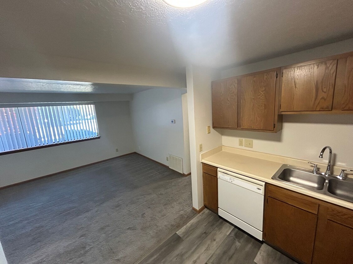 Primary Photo - 2 bedroom 1 bath ground floor apartment