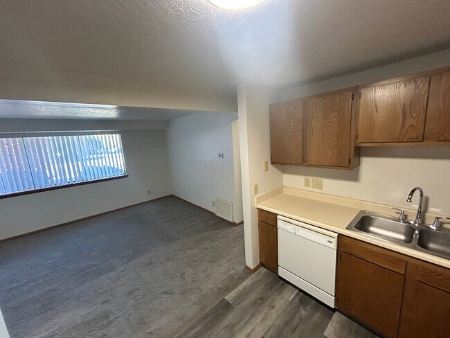 Foto del edificio - 2 bedroom, 1 bath apartment with large sha...