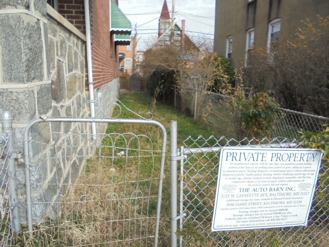 Fenced in yard with parking spot - 1610 Homestead st