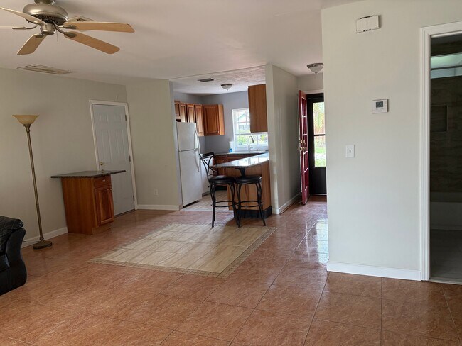 Foto del edificio - 217 Dickens Ave