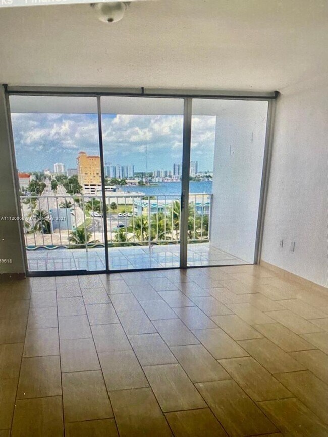 Foto del edificio - 1865 79th Street Causeway