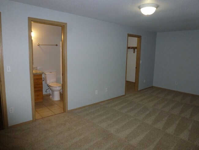 Foto del edificio - Spacious Townhome Nestled Down Private Drive