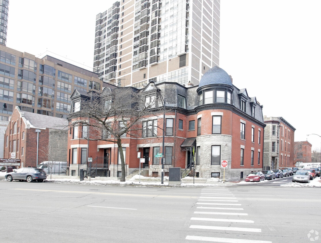 Primary Photo - 1764 N Clark St