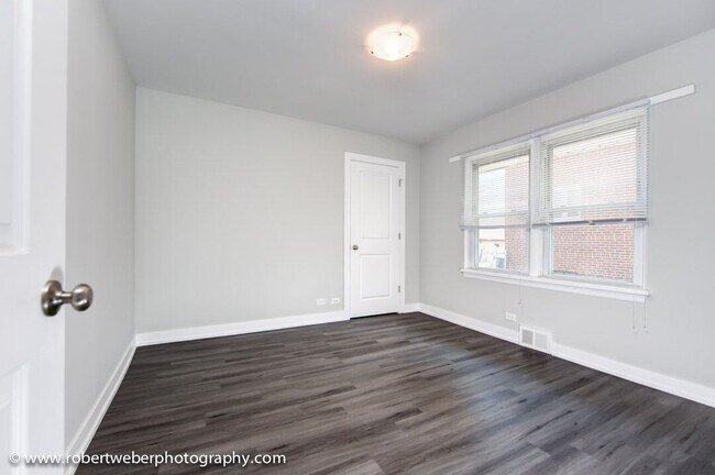 Foto del edificio - BEAUTIFUL MUST SEE RARE 1 BED/1 BATH REHABBED UNIT W/IN-UNIT LAUNDRY!!