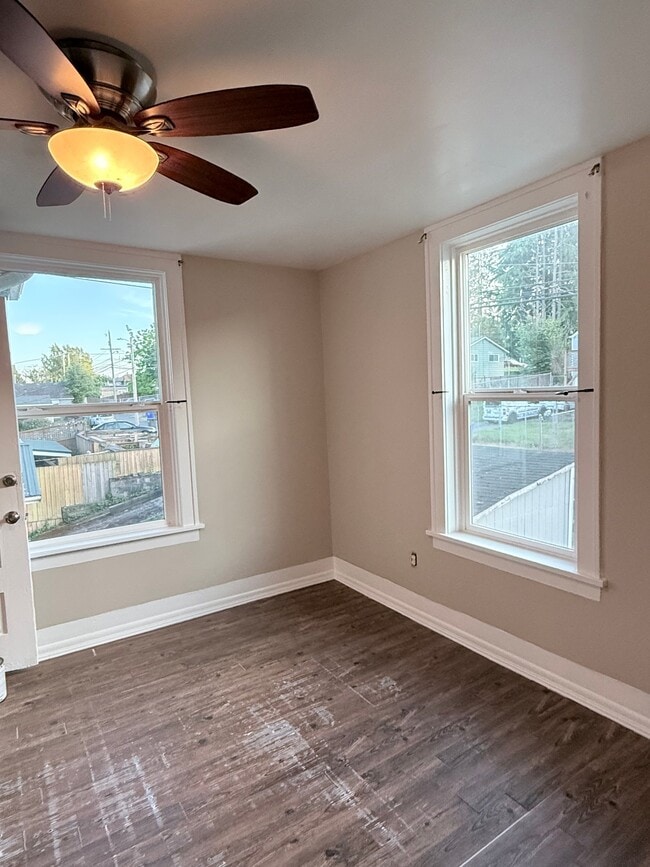 Building Photo - 906 E Marine View Dr