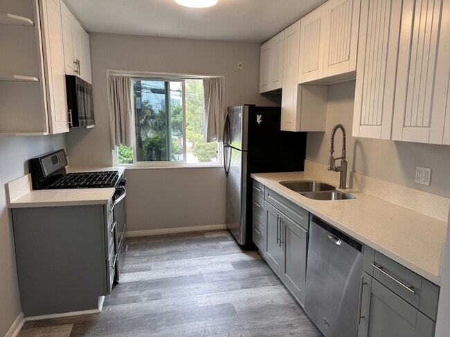 Building Photo - Gorgeously Remodeled Two Bedroom Condo Wit...