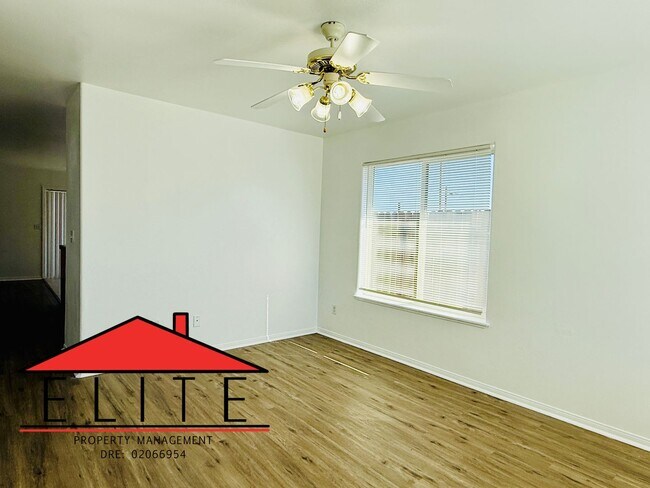 Foto del edificio - AVAILABLE NOW!!!