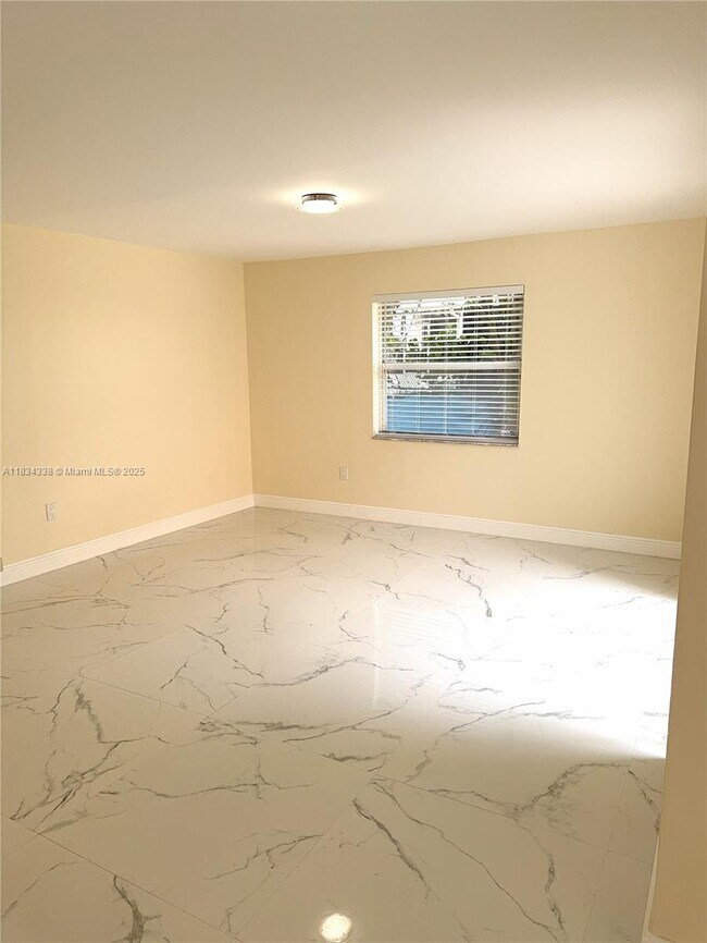 Foto del edificio - 5490 NW 92nd Ave
