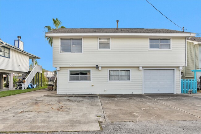 Building Photo - 539 Pompano St