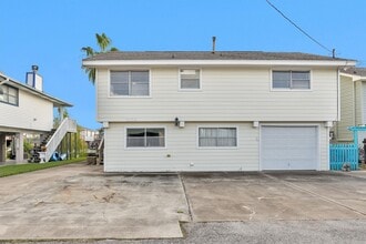 Building Photo - 539 Pompano St