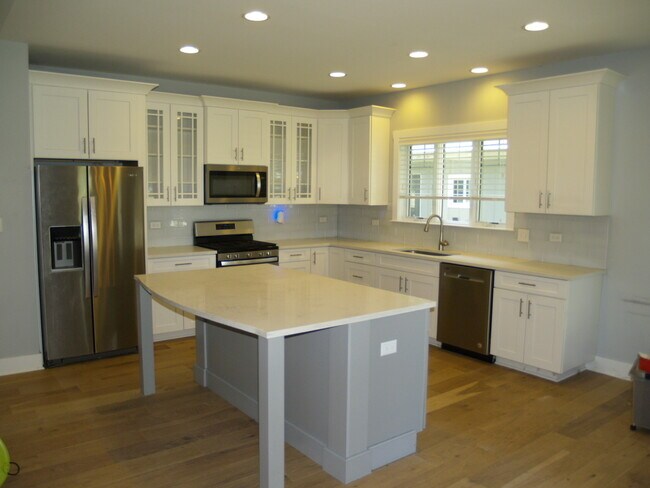 Building Photo - 549 Louise Dr