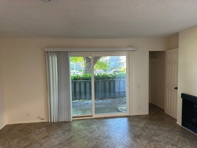 Foto del edificio - Lakeshore: Lower 1 Bedroom 1 Bath Condo, E...