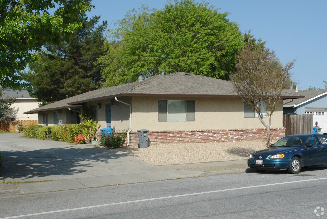 Foto principal - 8275 Westwood Dr