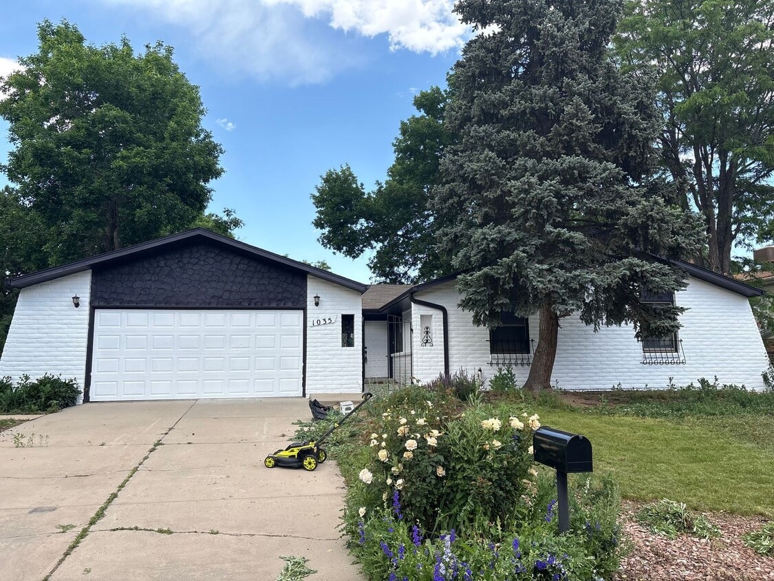 Primary Photo - Beautifully Updated Broomfield Home with M...