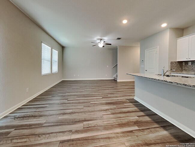 Foto del edificio - 14335 Palm Ridge