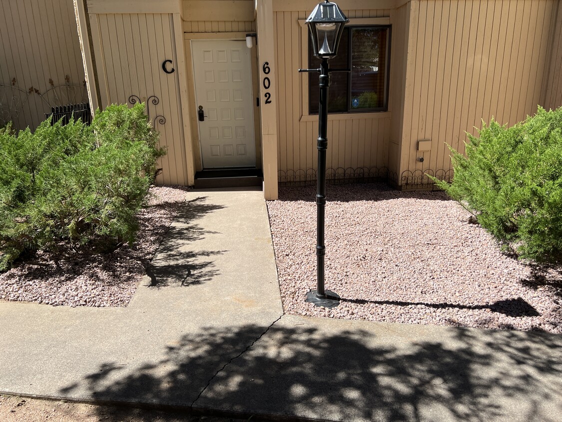Foto principal - 602 N Easy St
