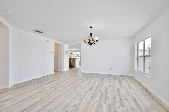 Building Photo - Beautiful 3/2 Spacious Home with a Bonus Room and a Large Fenced Backyard in Southern Fields - Cl...