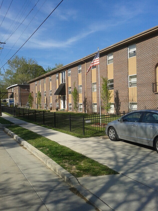 Primary Photo - 2050 Yale Ave