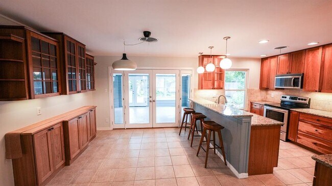 Building Photo - 2207 Fair Oaks Dr