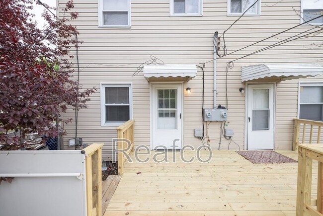 Building Photo - 2818 Vanderberg Ave