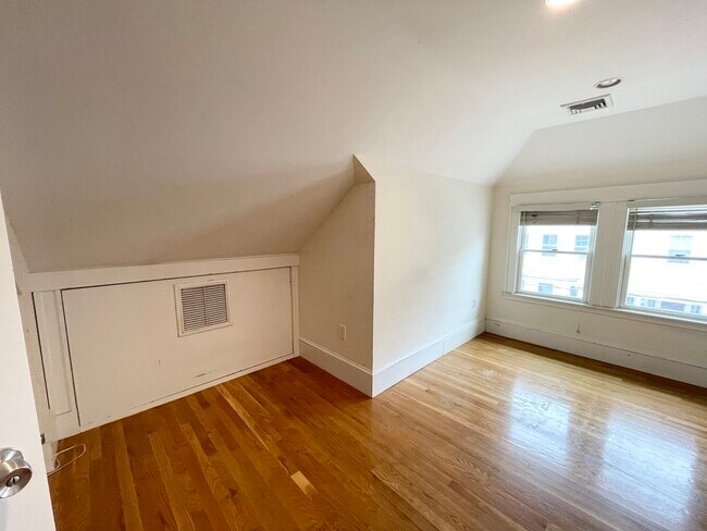 Building Photo - 15 Sunset St