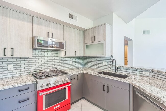 Building Photo - 2 Bed / 2 Bath Townhome at Biltmore, Palm ...