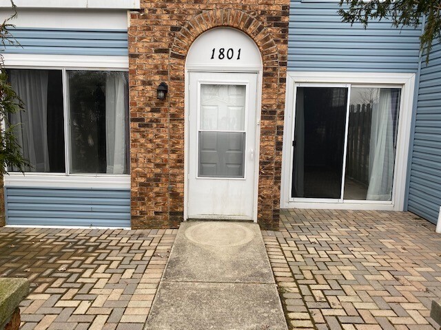 Primary Photo - 1801 Raleigh Ln