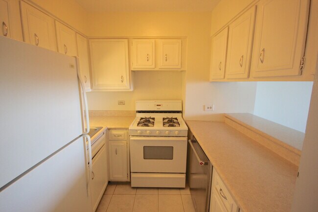 Building Photo - 2144 N Lincoln Park W