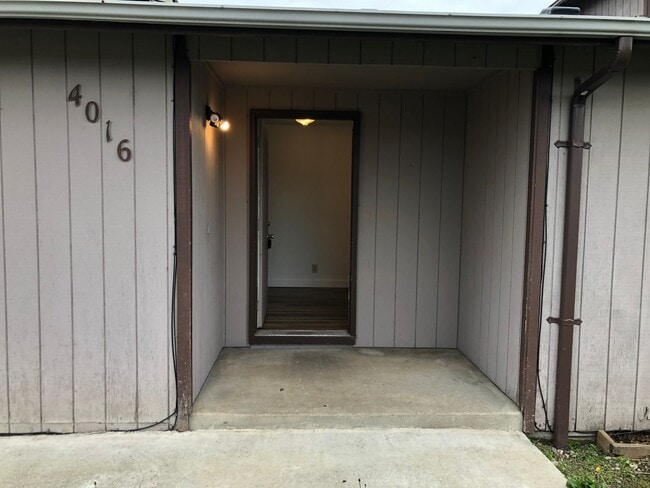 Building Photo - Updated single level 2 bedroom 1 bath duplex in Springfield!