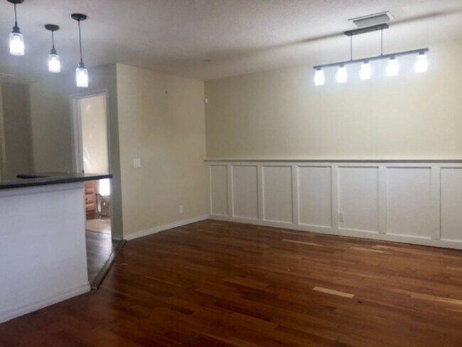 Building Photo - Sophisticated Luxury: Renovated 3 Bed, 3 B...