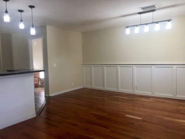 Foto del edificio - Sophisticated Luxury: Renovated 3 Bed, 3 B...