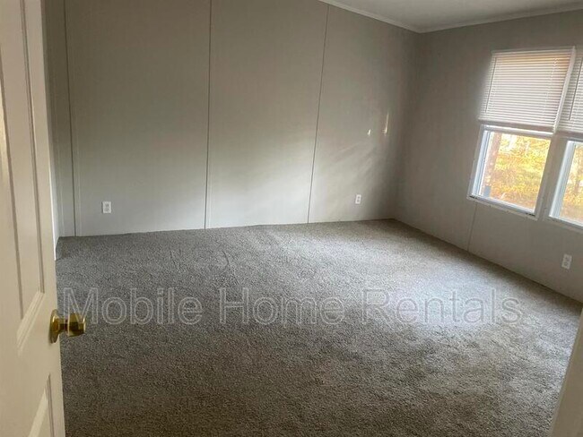 Foto del edificio - 8 Wilderness Rd