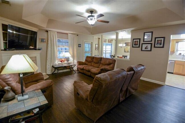 Foto del edificio - 8231 Charrington Forest Blvd