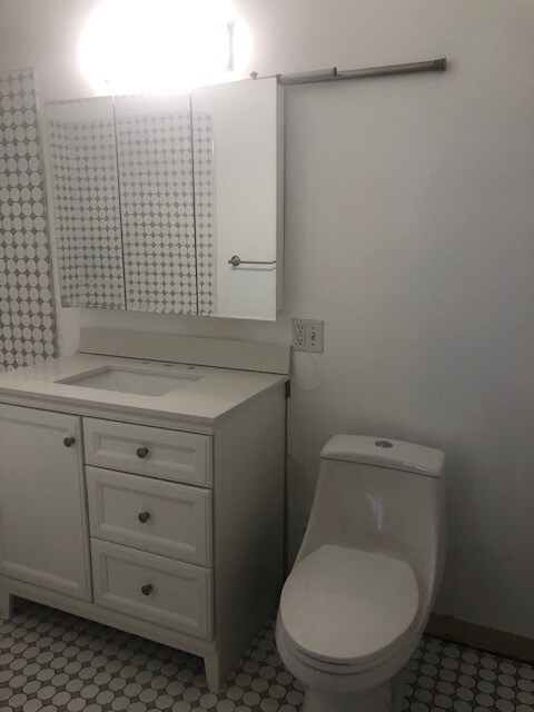 BAÑO - 410 N Orange Grove Ave