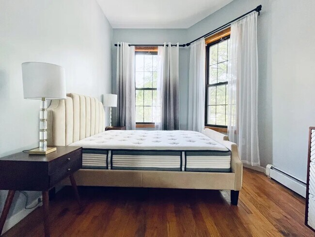 Foto del edificio - Furnished room/NOT APARTMENT