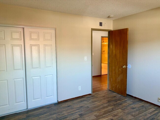 Foto del edificio - 478 Churchill Park Dr