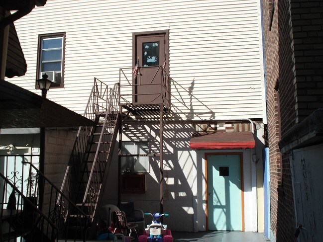 Building 2 - 2015 Summit Ave