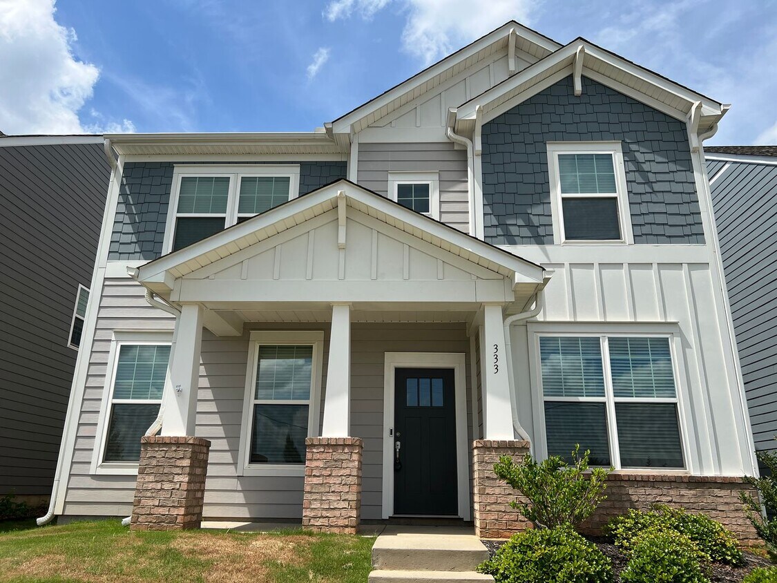 Foto principal - 4/2.5 Townhome Available Now!