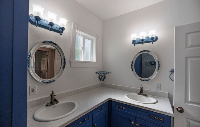 Building Photo - Charming 3-bedroom, 2-bathroom home locate...