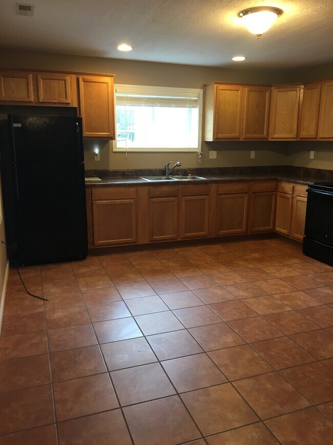 Foto del edificio - 520 Airport Road Apt 101