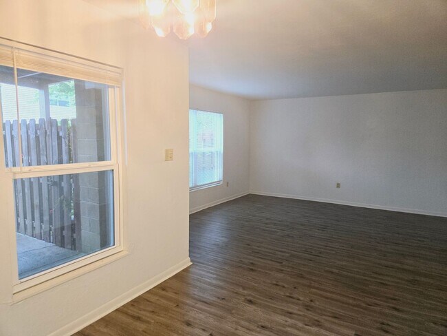 Building Photo - Beautifully updated 2 bd, 1.5 ba condo clo...