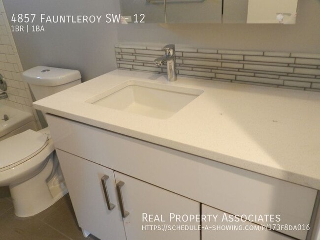 Foto del edificio - 4857 Fauntleroy Wy SW