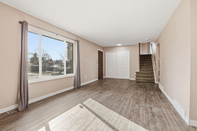 Building Photo - 5 bedroom, 3 bath home in desirable Arvada neighborhood.