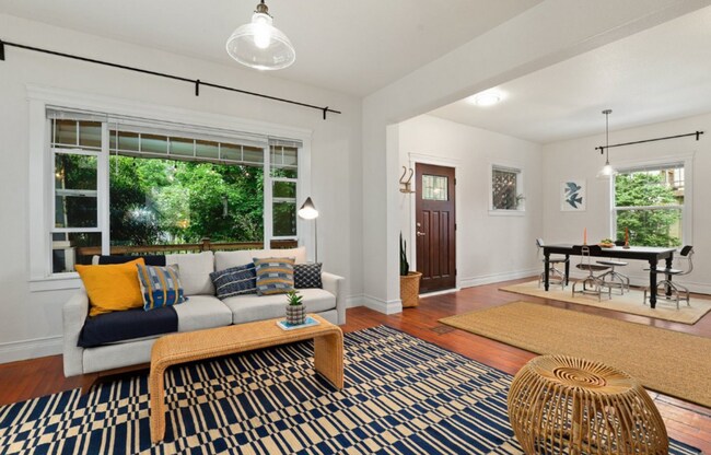 Foto del edificio - Gorgeous 4 Bedroom Home Located in Portlan...