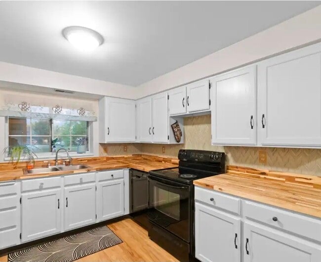 Building Photo - 4702 S Cathay Cir