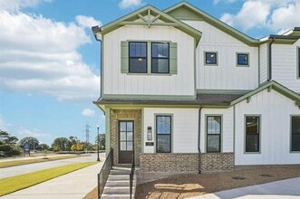 Building Photo - 1102 Bexar Ln