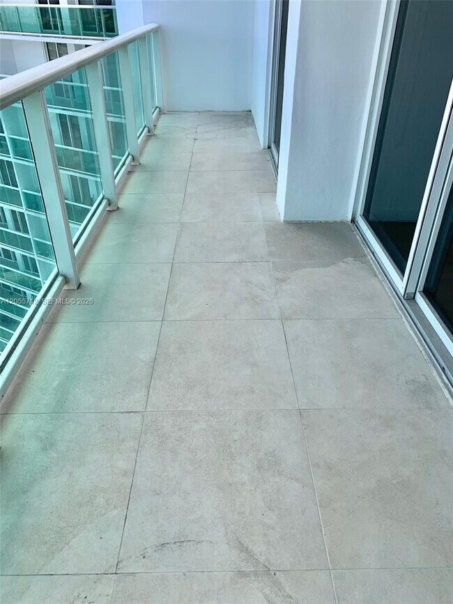 Foto del edificio - 100 Bayview Dr