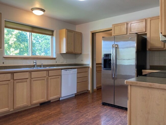 Building Photo - Dog friendly 3 Bedroom Condo!