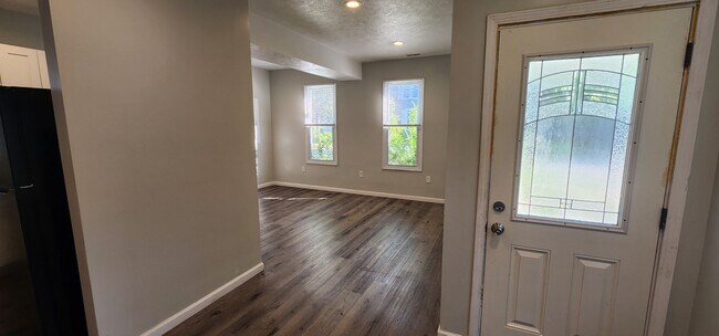 Foto del edificio - Spacious 3-Bed Home in Tremont | Garage, Modern Layout & Walkable Location